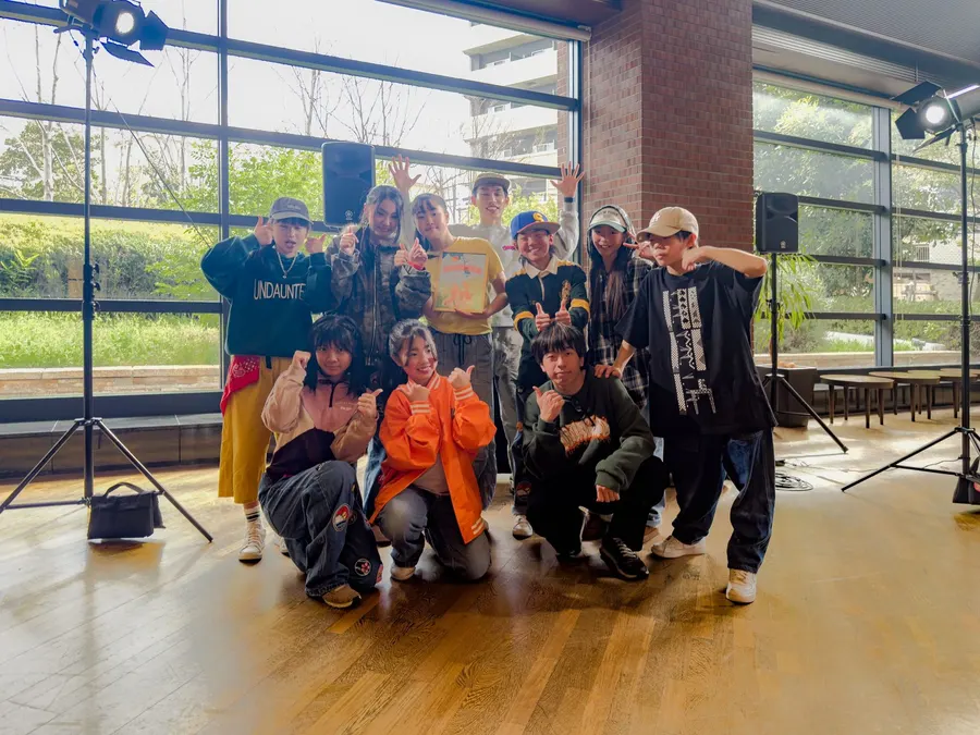 ラウンジでのダンスイベントに出演したチームの集合写真