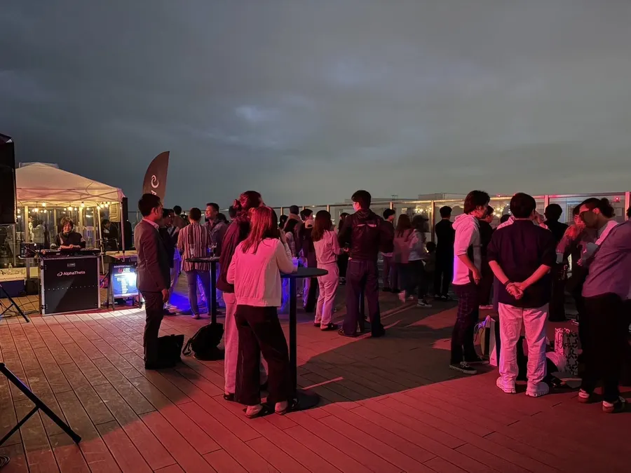 夜のルーフトップでのDJパーティー